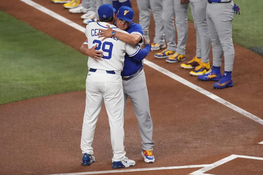 WBC/委內瑞拉教頭席地而坐　等瑟維利講完話上前給擁抱