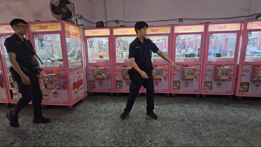 影/五股娃娃機店機台遭破壞損失萬元　警鎖定對象追緝中