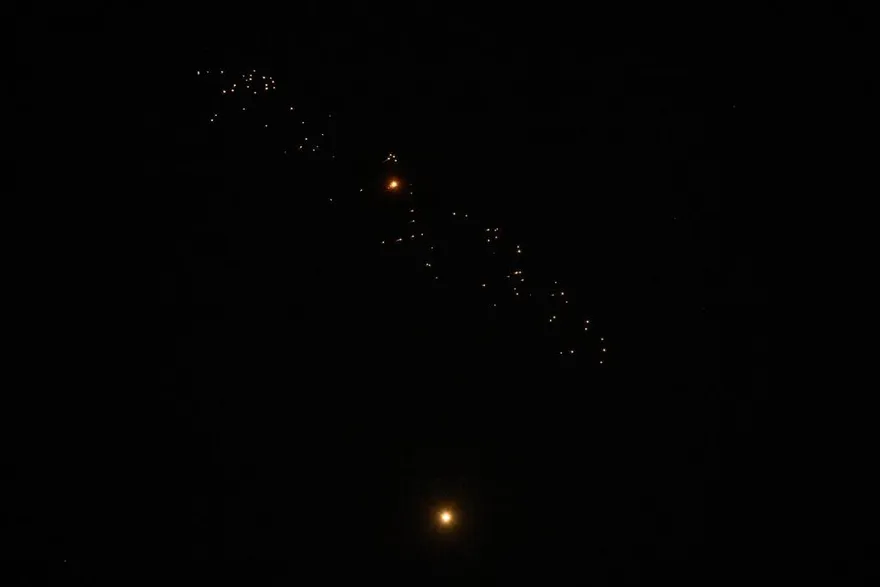 影/為拉里賈尼復仇！伊朗「集束彈頭」狂炸以色列　點名川普「給驚喜」