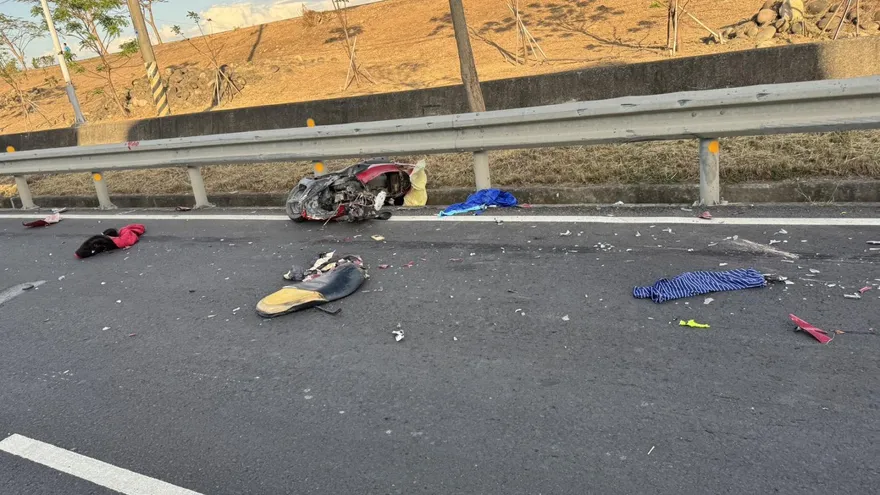 高雄男騎士超車失敗下班遭曳引車輾斃！機車解體零件散落