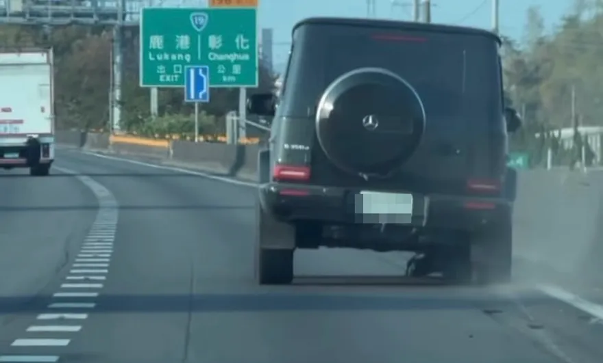 影/國道1號賓士「大G」沿路掉零件　後方駕駛傻眼直擊