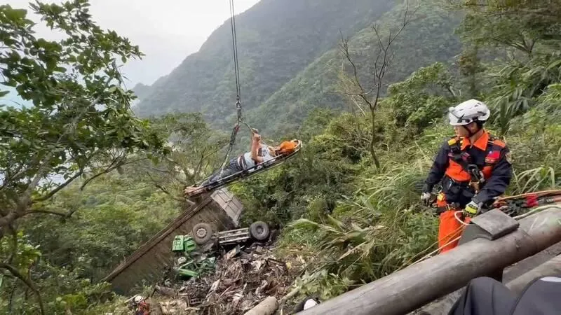 影/真正命懸「一線」！台9線「大型車墜谷全毀」駕駛送醫