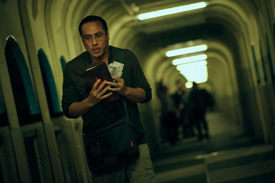 演到入魔！莊凱勛跪地「狗式吃肉」猛舔湯汁　震撼畫面嚇壞導演