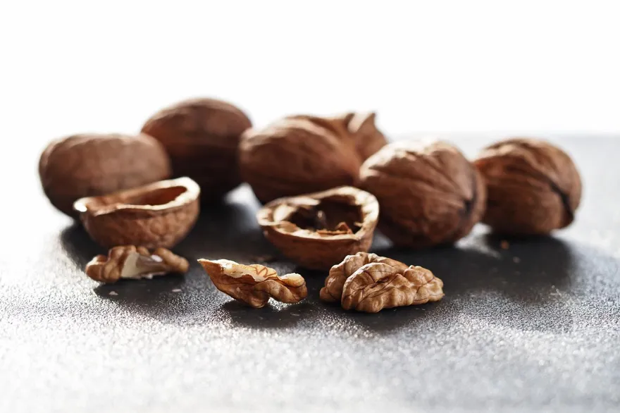 睡不著別急著吃安眠藥！每天「一把這食物」能提升褪黑激素