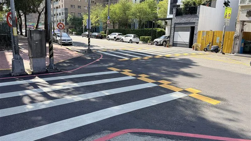 斑馬線前後增設「黃色棋盤格」　駕駛未禮讓最高罰6千