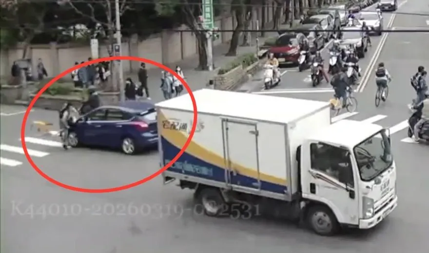 影/新北Ubike遭轎車正面衝撞　國中生連人帶車慘摔