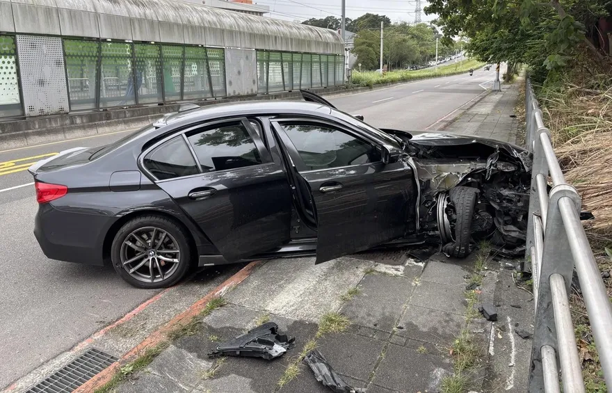 影/新北BMW騎上人行道撞護欄　喪屍駕駛毒駕遭逮