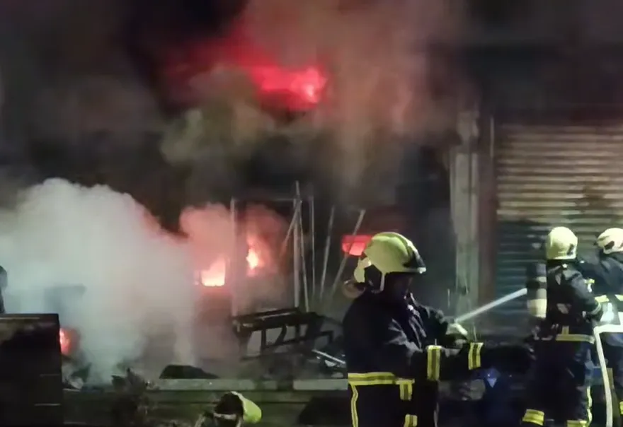 宜蘭鐵皮倉半夜燒起來「裡頭一堆助燃物」　竟冒藍色烈焰