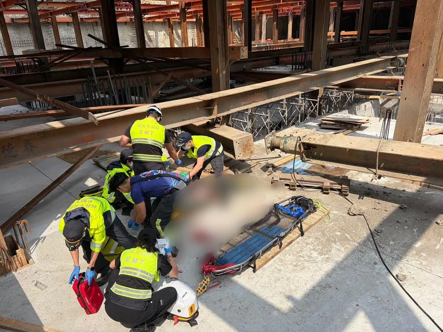 影/新莊工安意外！工人遭鋼板重砸後腦　命危搶救中