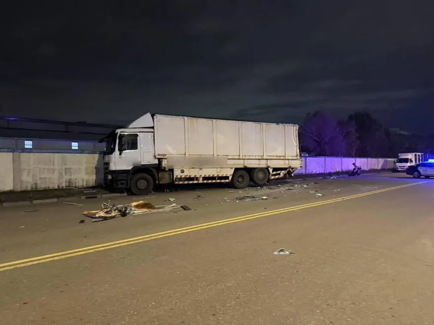影/疑司機恍神釀禍！桃園蘆竹遊覽車追撞貨車21人傷