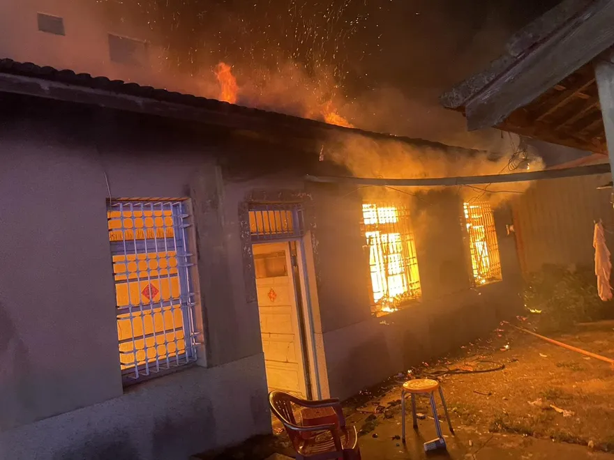 影/台南安南區深夜民宅大火！熊熊火焰照亮黑夜　1人受困獲救