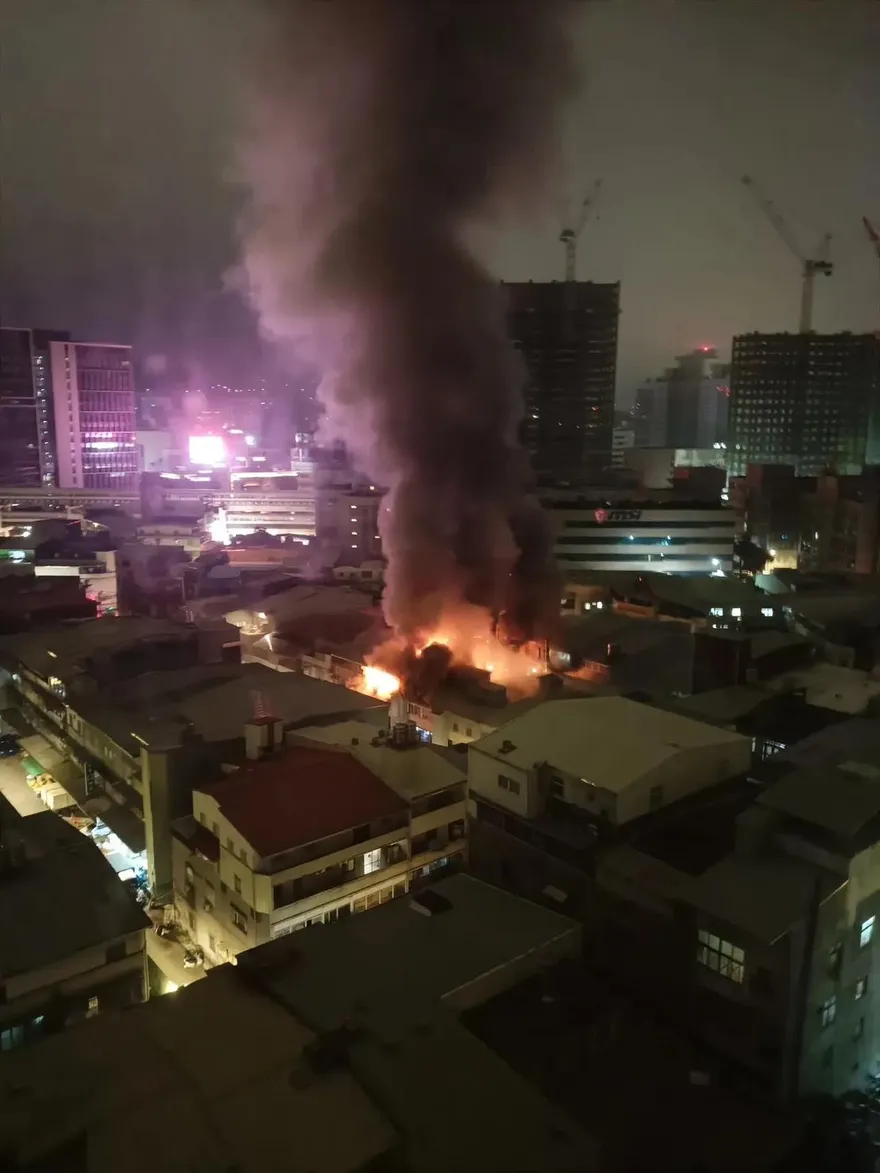 中和深夜火警黑煙狂竄！　當地居民：還聽到爆炸聲