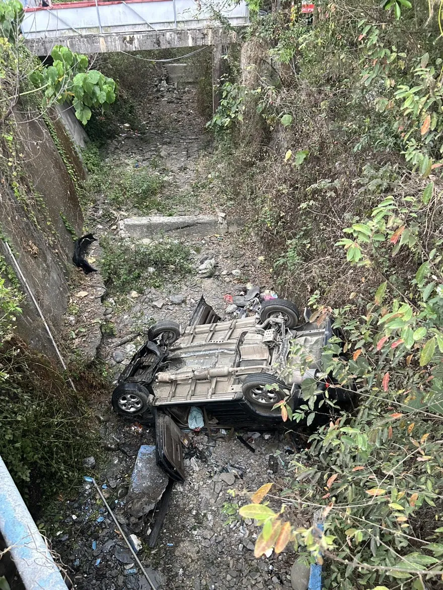 影/屏東休旅車離奇墜橋翻覆　4人棄車逃逸獨留泰女