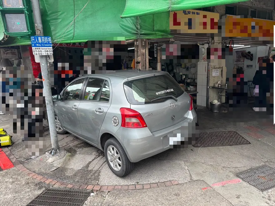 影/信義區轎車暴衝撞進40年老店　2店員受傷急送醫