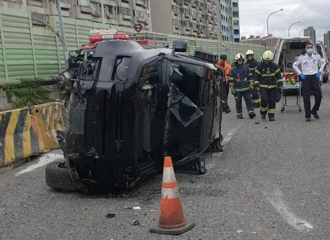 北市水源快速道路自撞車禍　休旅車側翻車上2人受困