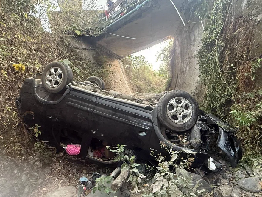 影/三地門撞車墜橋1人受困　4人心虛逃逸警追查