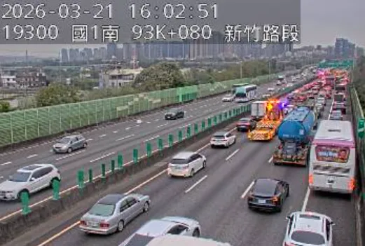 國1南向新竹段5車連環撞！釀回堵5公里