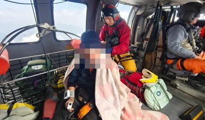 登山客秀姑巒山墜落碎石坡重傷　空勤直升機吊掛送醫