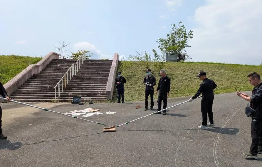 花蓮地院門口驚見爆裂物　防爆人員掃描檢測打開是報紙
