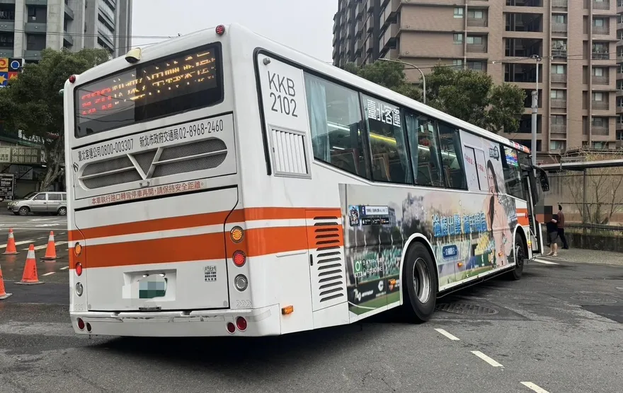 影/新北林口公車陷入柏油路　台電施工釀禍幸無人傷