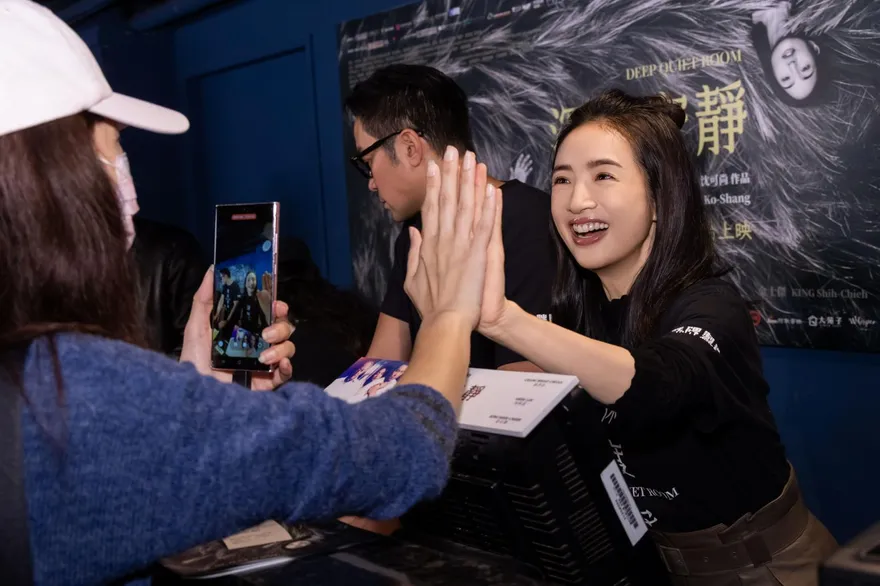 張孝全、林依晨當一日店長影城賣票　近距離擊掌寵粉：多刷幾次