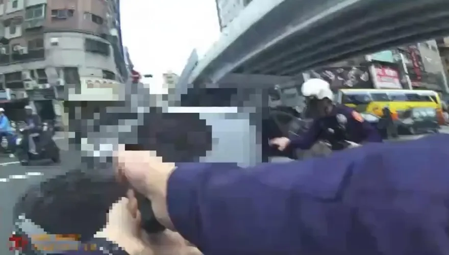 影/新北三重賓士車拒檢衝撞　警開2槍仍加速逃逸