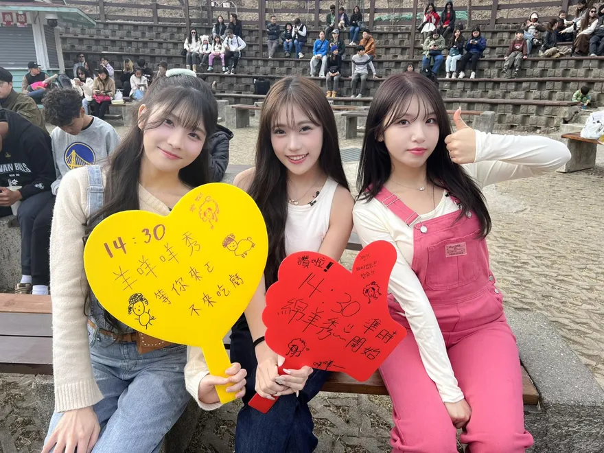 8韓籍啦啦隊女神夢幻合體！廉世彬體驗掃羊舍當「最美鏟屎官」