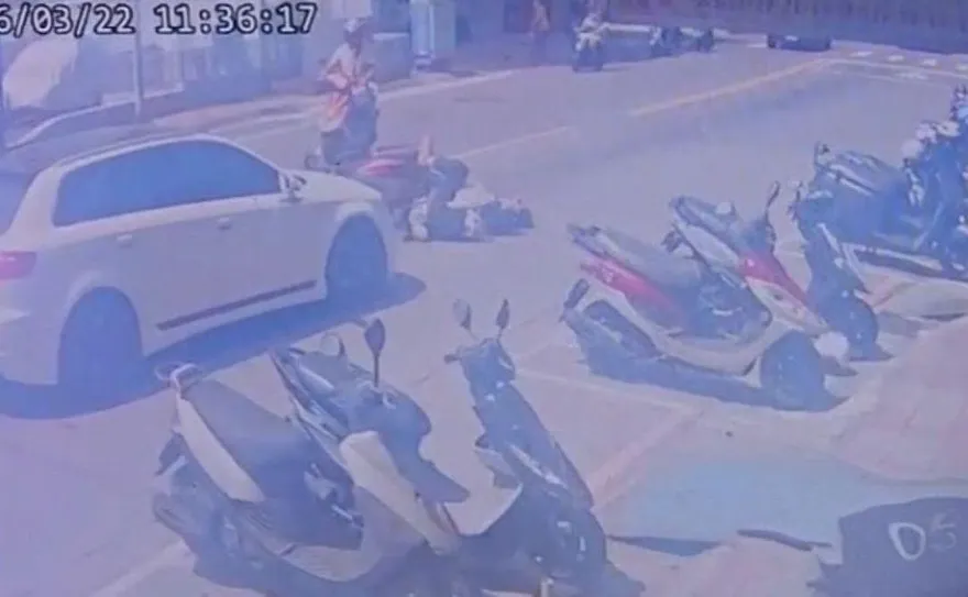 影/新北一家「四貼機車」出事！遭貨車撞擊　父意識不清重創