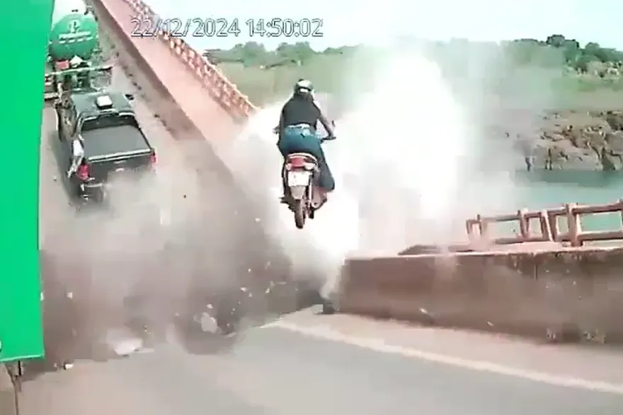 影/驚悚瞬間首曝！巴西大橋坍塌「汽機車騰飛墜河」釀14死3失蹤