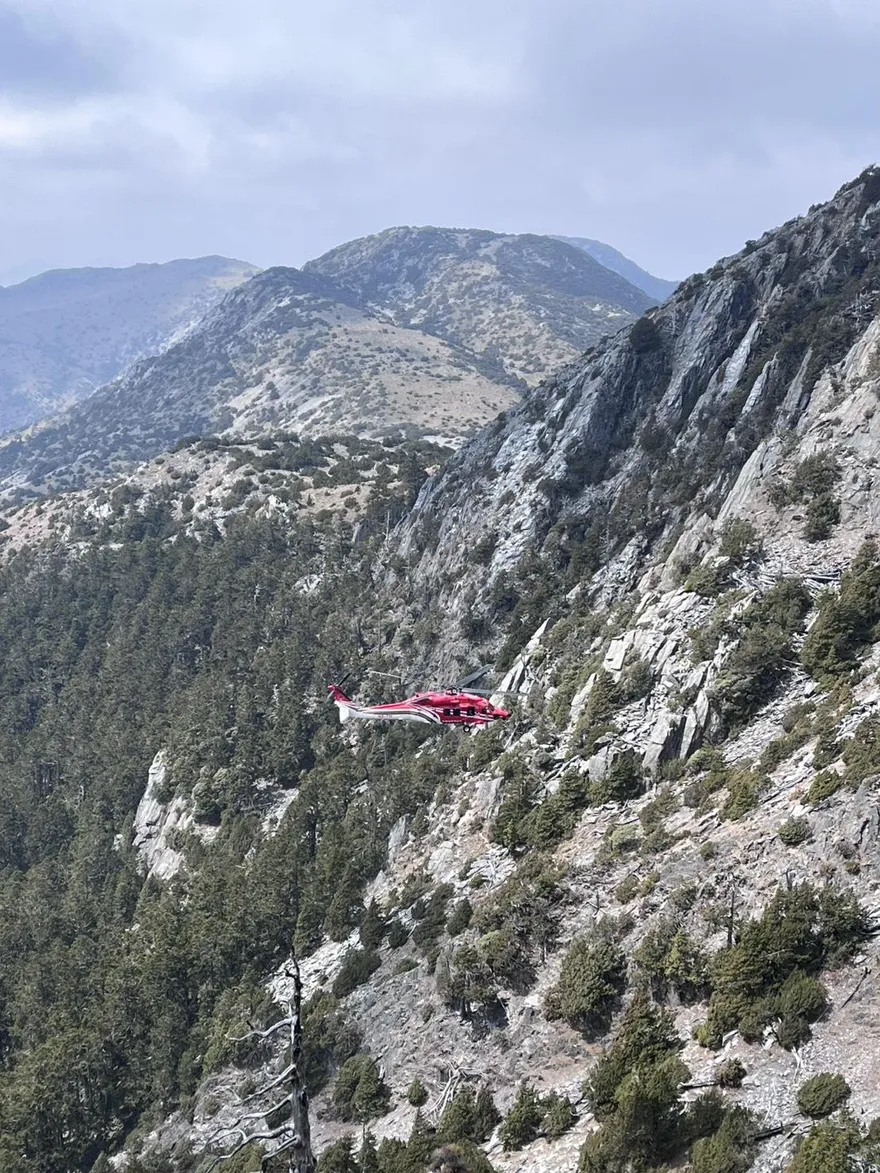 影/63歲山友墜秀姑巒山碎石邊坡　黑鷹直升機送醫急救