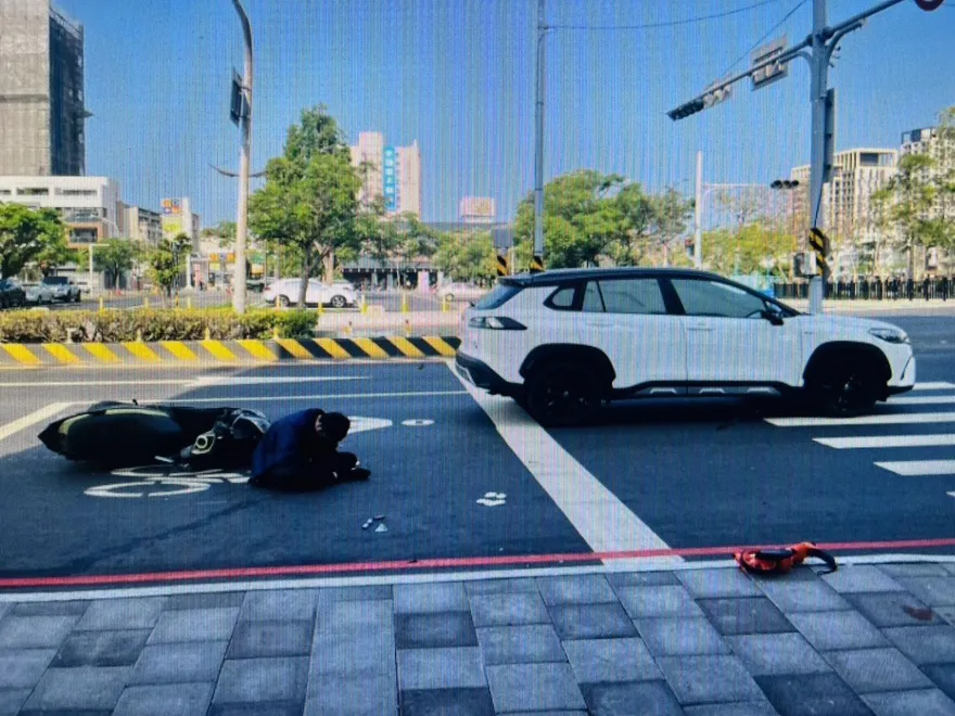 影/台南34歲男騎車酒駕連2撞！零件噴飛　波及無辜轎車