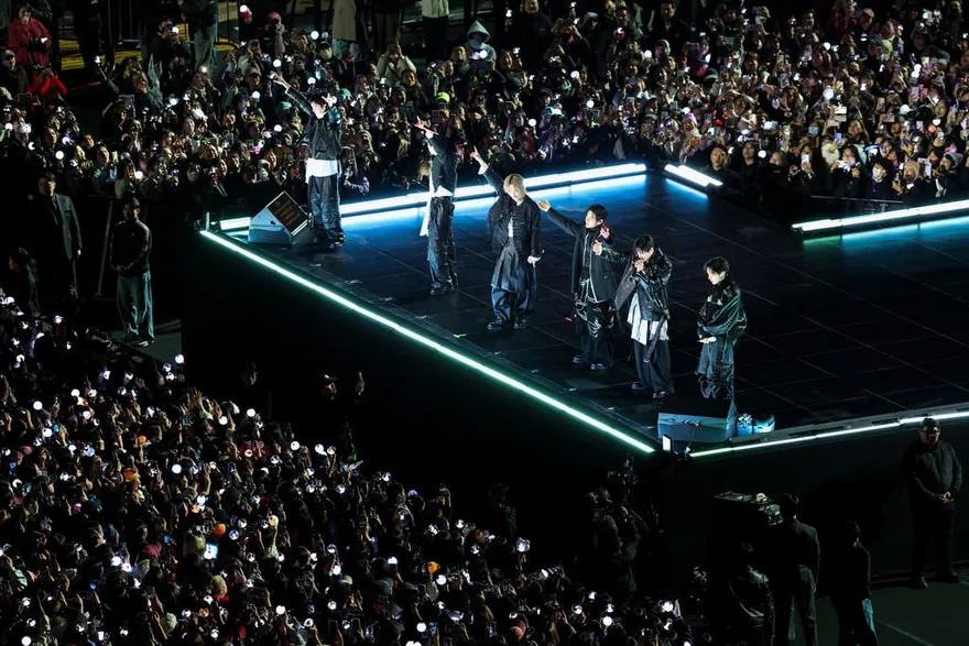 BTS光化門回歸首秀人潮不如預期　HYBE為過度維安致歉