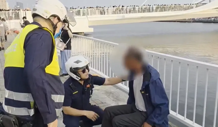 影/大港開唱喝茫了！阿伯醉倒水岸旁　警即刻救援