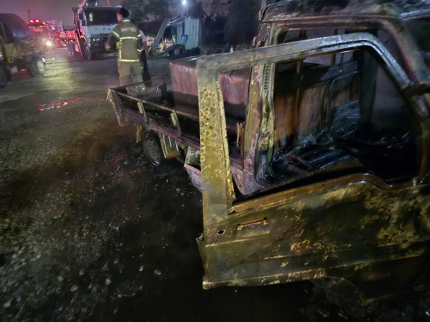 影/油價大漲前夕！台南小貨車載20公升汽油突起火　燒到剩廢鐵