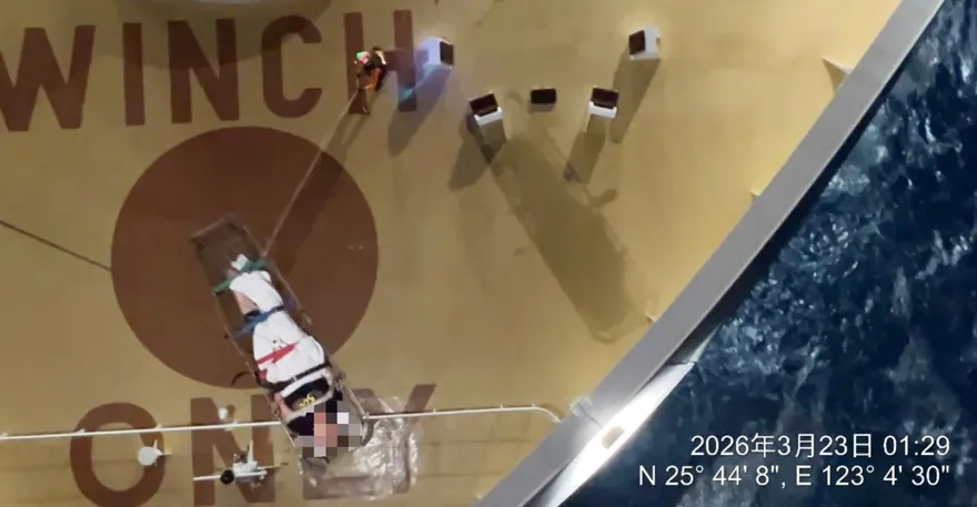 影/直升機出動！台籍72歲婦郵輪上中風　海巡深夜跨海救援