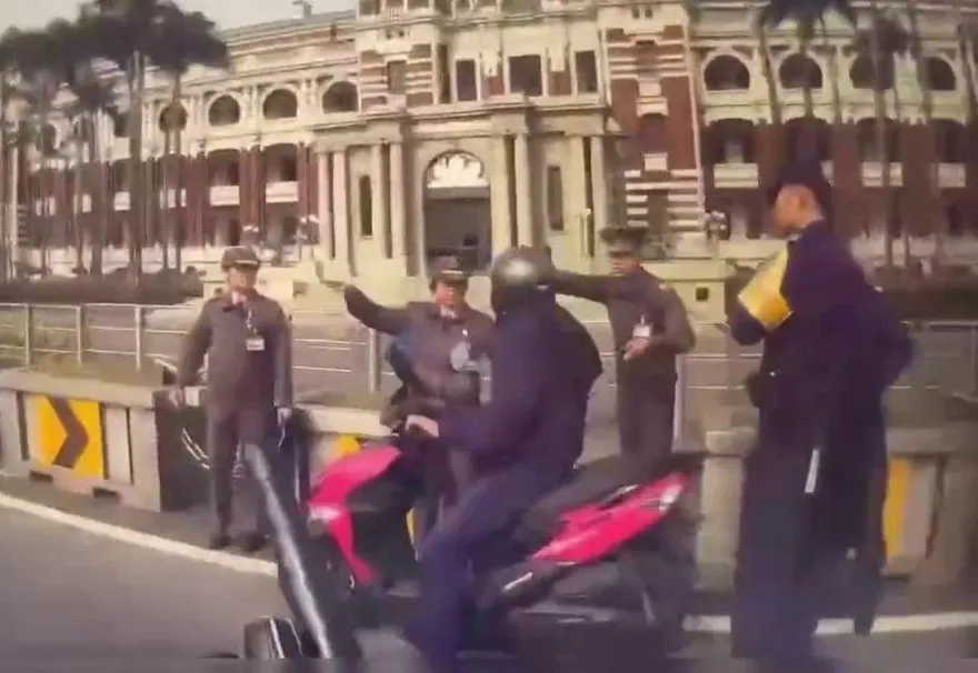 影/總統府本月第2次！32歲騎士闖入遭憲兵攔截壓制　畫面曝