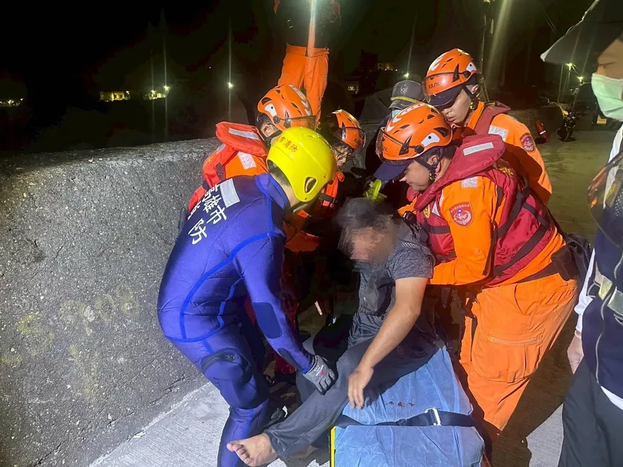 影/高雄蚵子寮漁港驚魂！男凌晨落海卡消波塊　海巡涉險搶救