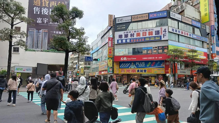 今暖熱、水氣略增！明下午鋒面挾雷雨逼近　中部以北變天