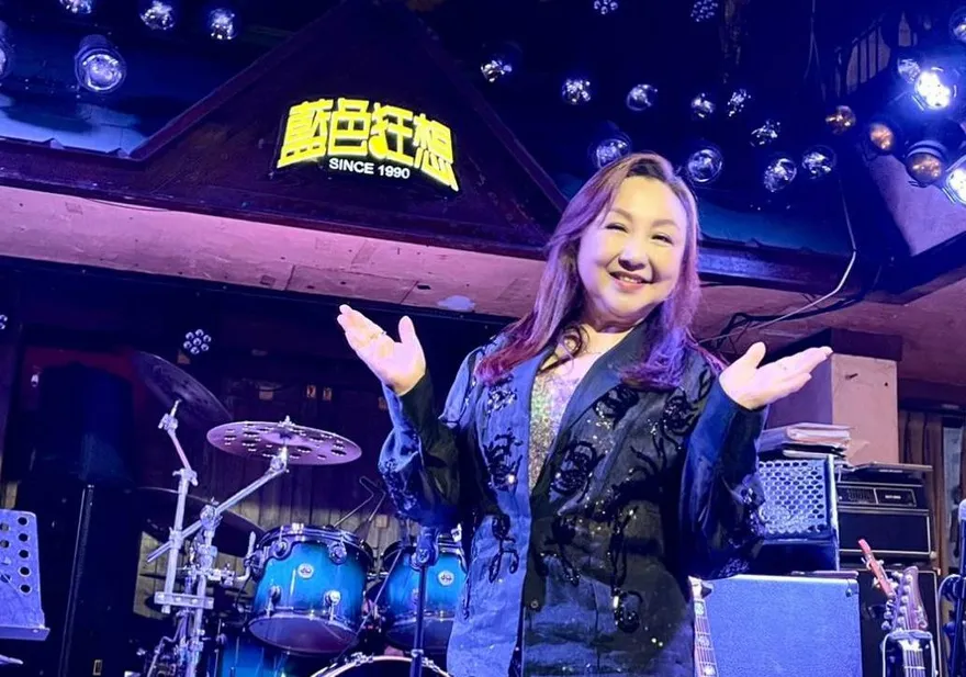 「民歌天后」鄭怡三度登高雄Pub開唱　被小鮮肉告白笑虧：晚了40年啦