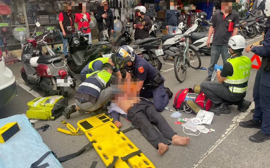 影/新北板橋貨車撞單車　騎士無生命徵象送醫搶救