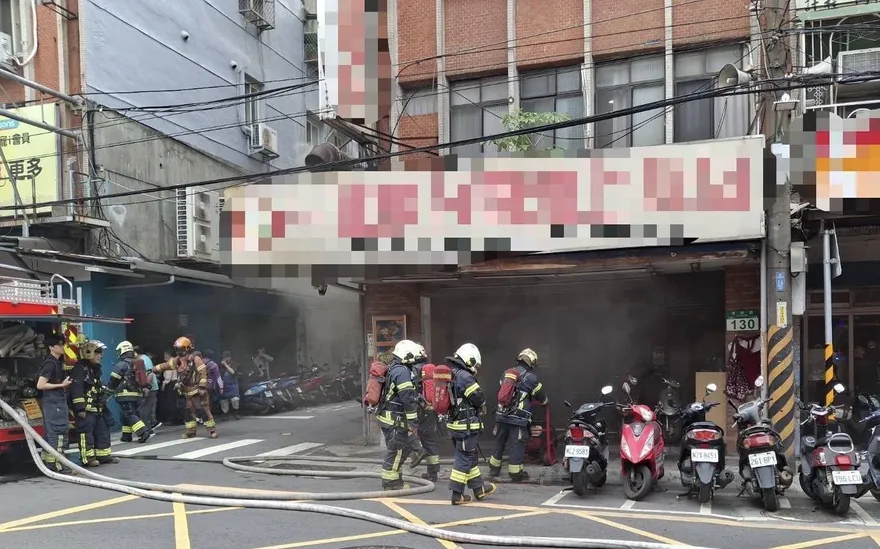 影/新北蘆洲便當店火警濃煙狂竄　1人手部燒傷送醫