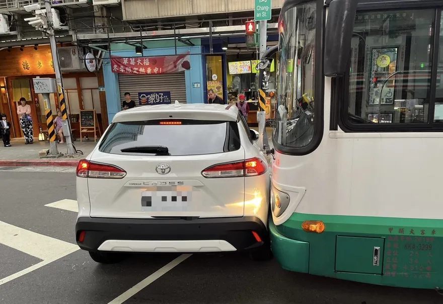 影/新北板橋公車、自小客擦撞　車頭毀損幸無人傷