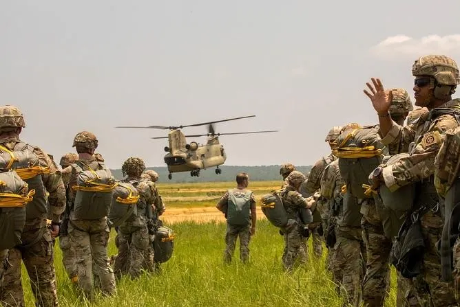 喊談判卻增兵！外媒：美預計增派第82空降師數千兵力赴中東