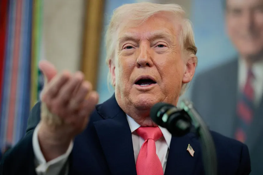 川普揭密伊朗「大禮」　放行10艘油輪過荷莫茲海峽