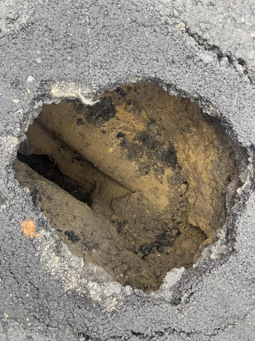 基隆基金三路驚現1米天坑！車道急封閉　拼下班前搶通