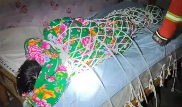 跟風網路挑戰出事！陸男紮帶漁網包全身慘受困　機警外送員救命