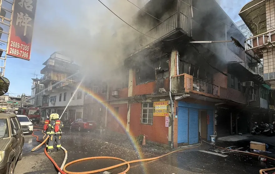 新北樹林鐵皮住宅火警　濃煙火舌狂竄幸無人傷