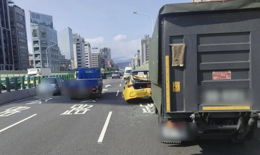 北市建國高架3車連環撞　4人受傷送醫