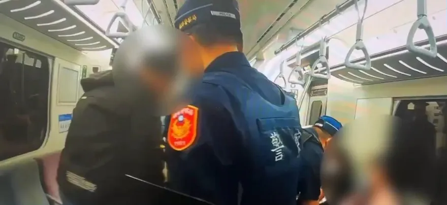 影/區間車乘客嚇壞！男子大聲叫囂「我要殺人！」　鐵警火速逮人