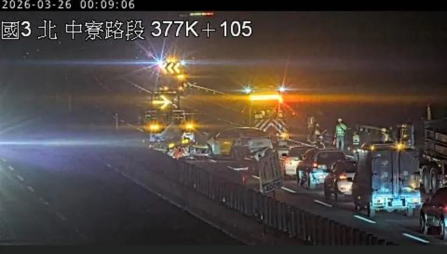 國3南向慘重撞擊！「轎車追尾緩撞車」駕駛噴飛釀全線封閉